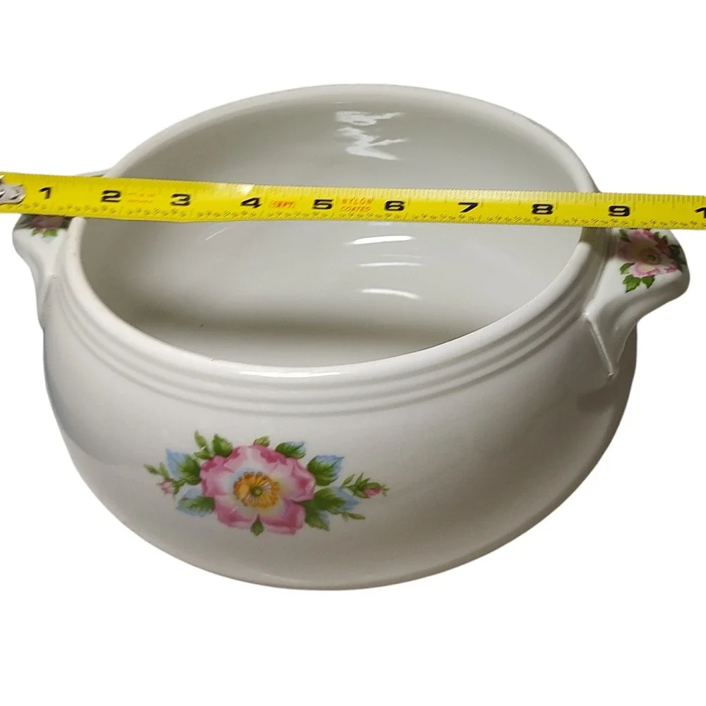Halls Superior Covered Casserole Dish Quality Kitchenware‎ Rose White Two Quart